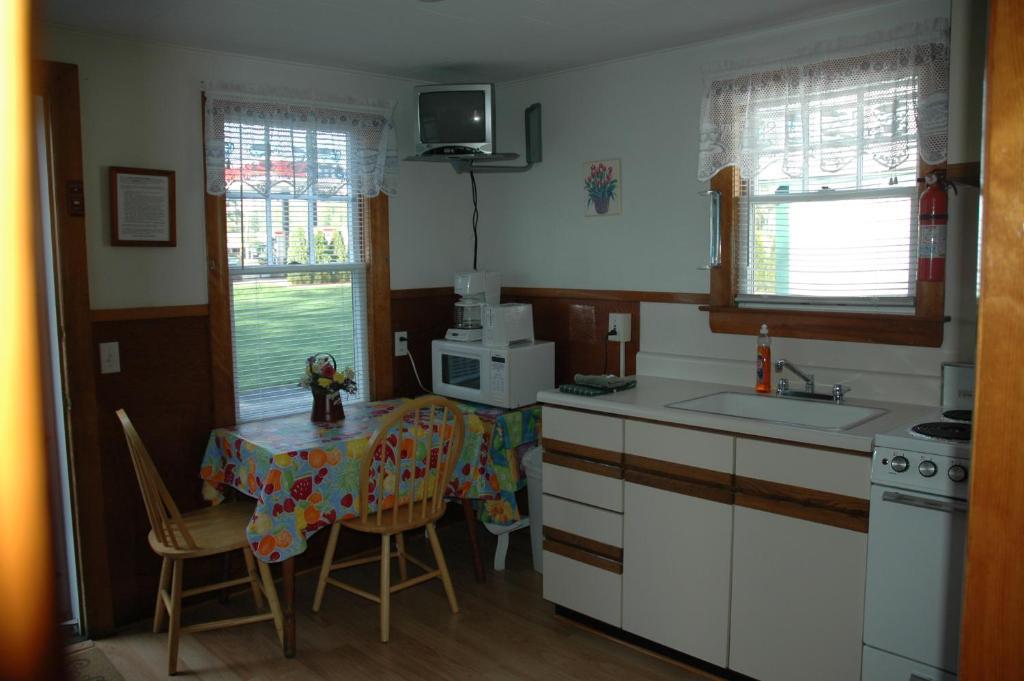 Channel Waterfront Cottages Weirs Beach Rum bild