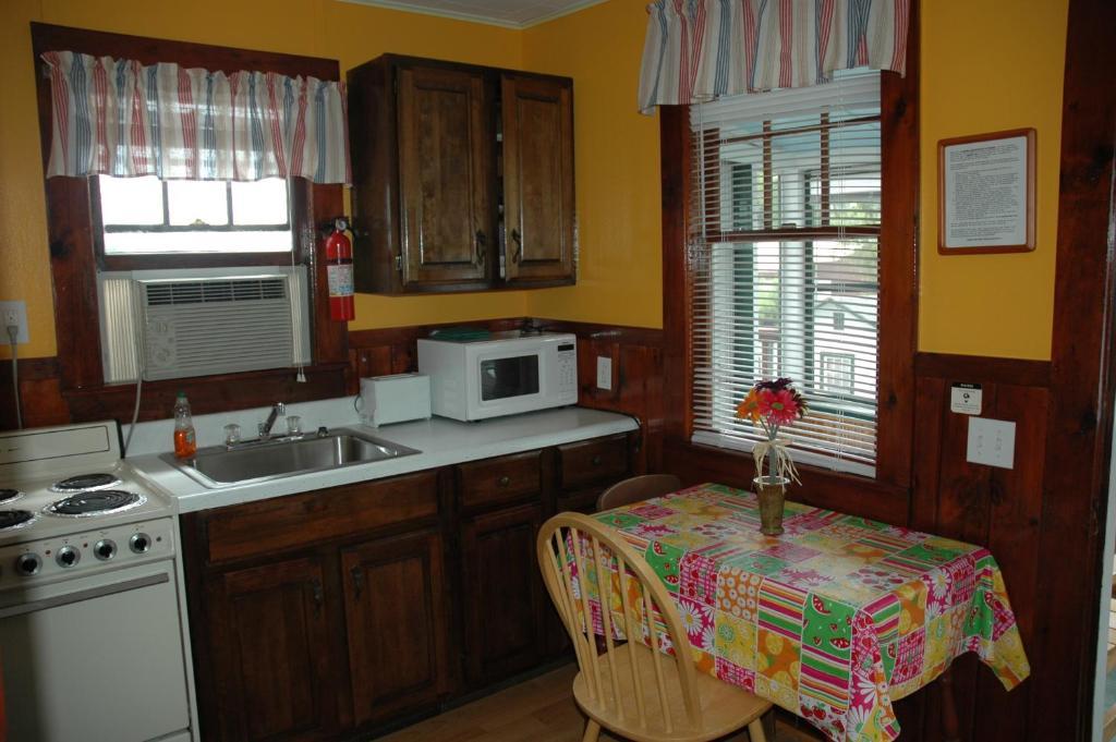 Channel Waterfront Cottages Weirs Beach Rum bild