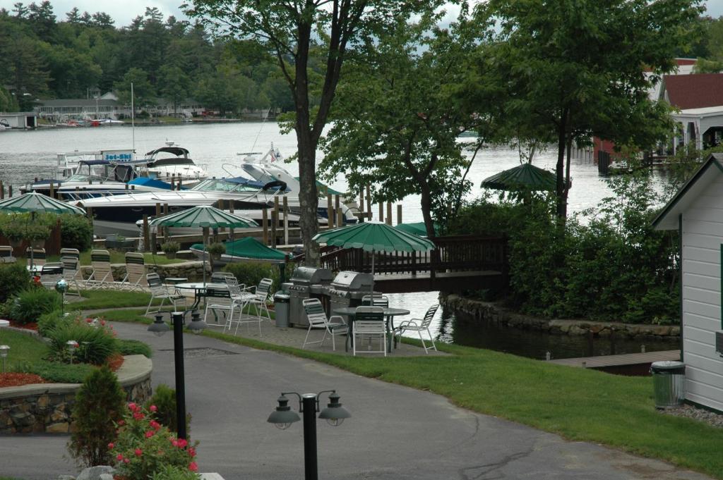 Channel Waterfront Cottages Weirs Beach Rum bild