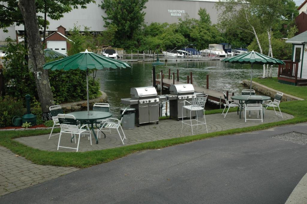 Channel Waterfront Cottages Weirs Beach Rum bild