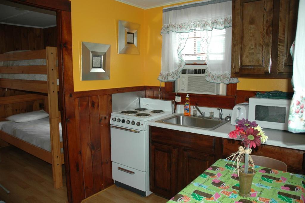 Channel Waterfront Cottages Weirs Beach Rum bild