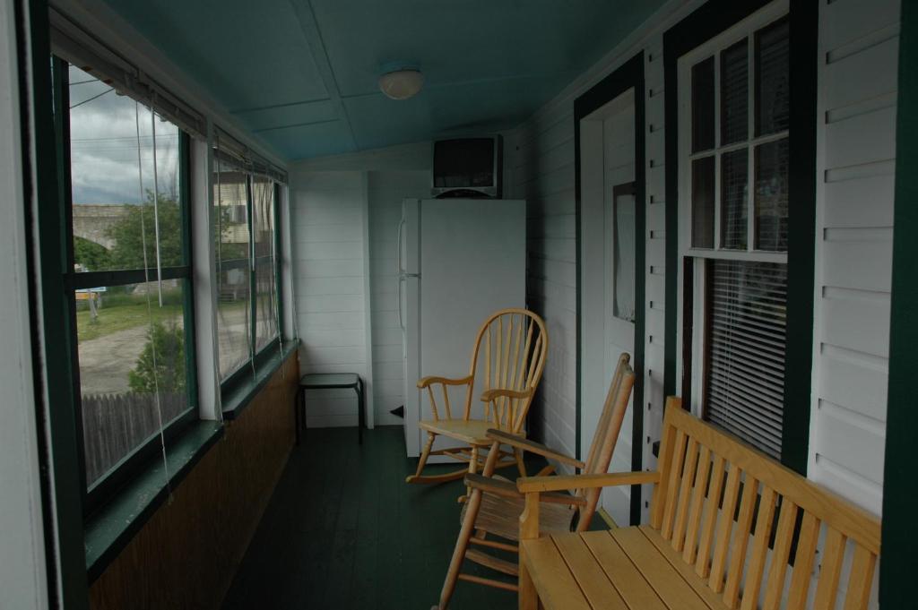 Channel Waterfront Cottages Weirs Beach Rum bild