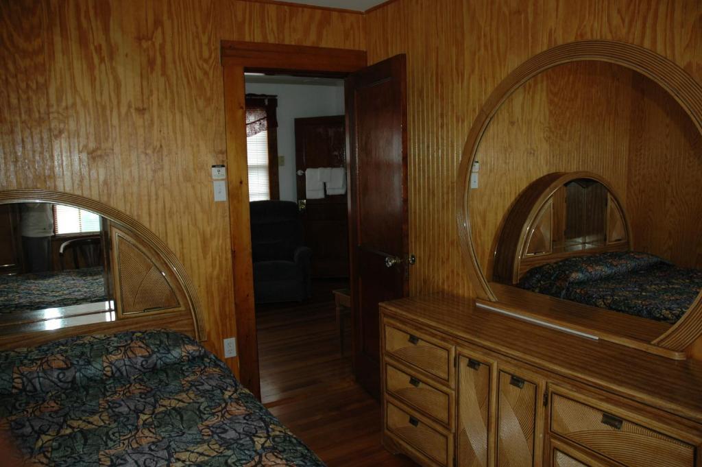 Channel Waterfront Cottages Weirs Beach Rum bild