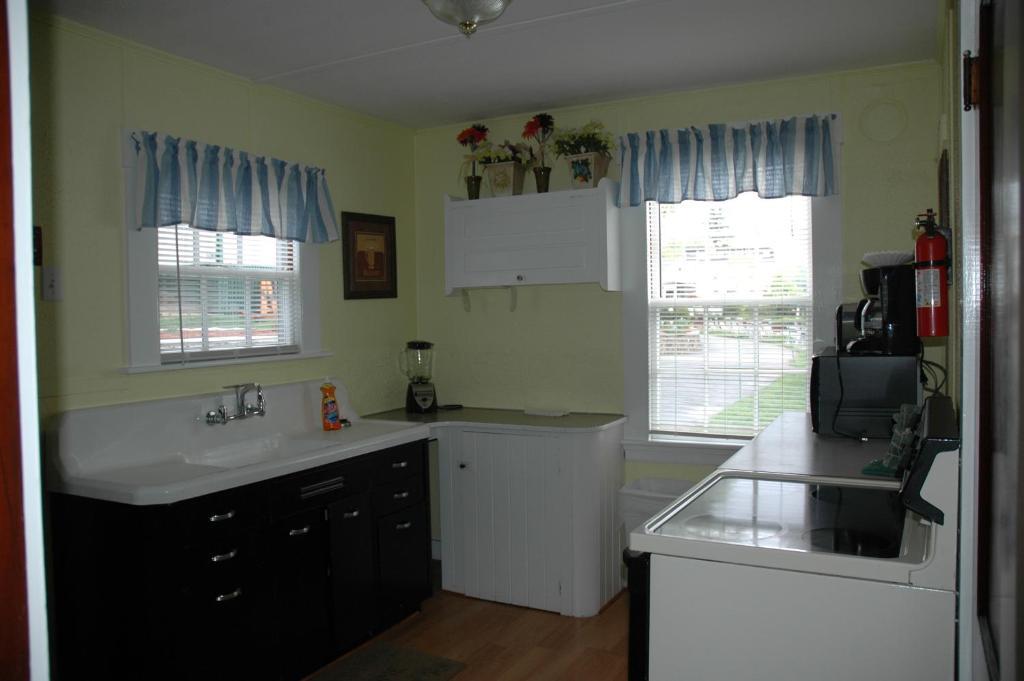Channel Waterfront Cottages Weirs Beach Rum bild
