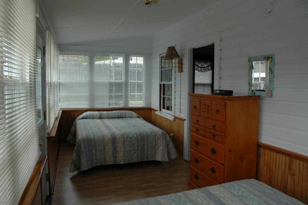 Channel Waterfront Cottages Weirs Beach Rum bild