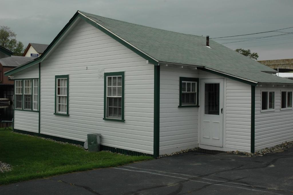 Channel Waterfront Cottages Weirs Beach Rum bild