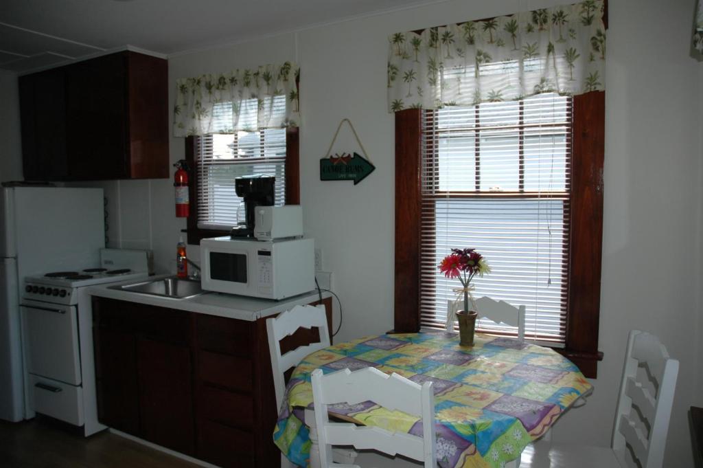 Channel Waterfront Cottages Weirs Beach Rum bild