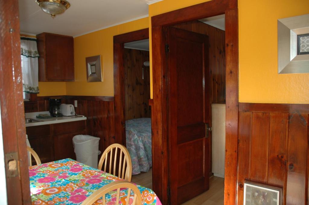 Channel Waterfront Cottages Weirs Beach Rum bild