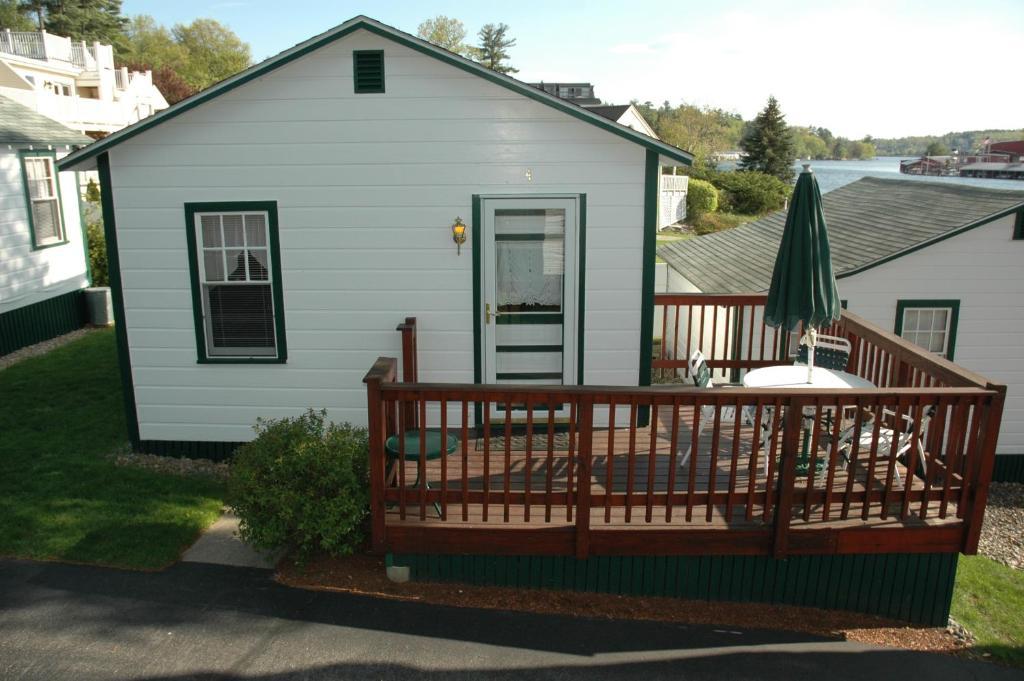 Channel Waterfront Cottages Weirs Beach Rum bild