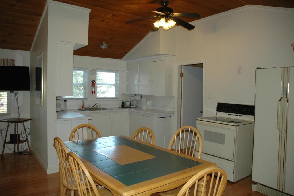 Channel Waterfront Cottages Weirs Beach Rum bild