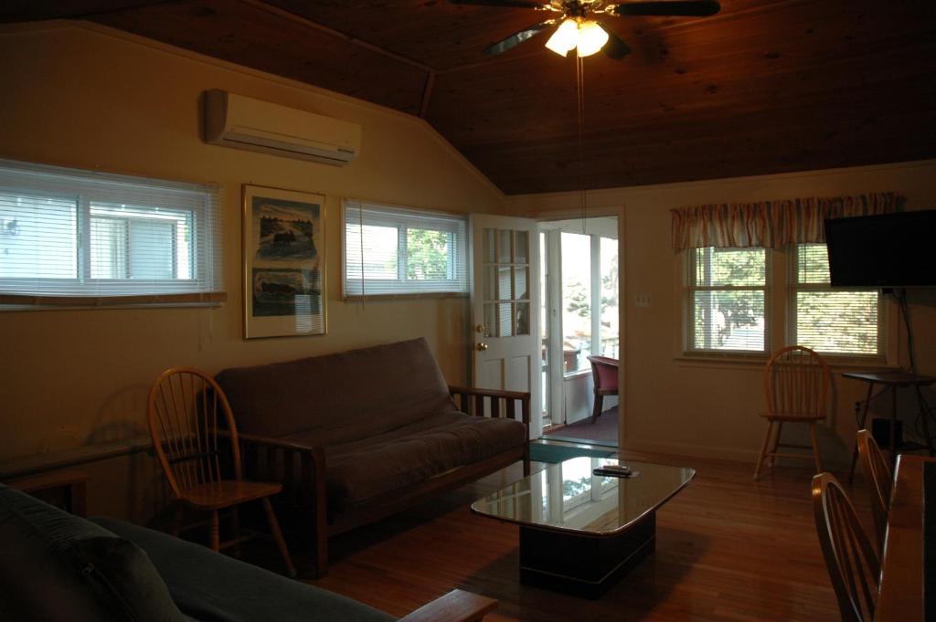 Channel Waterfront Cottages Weirs Beach Rum bild