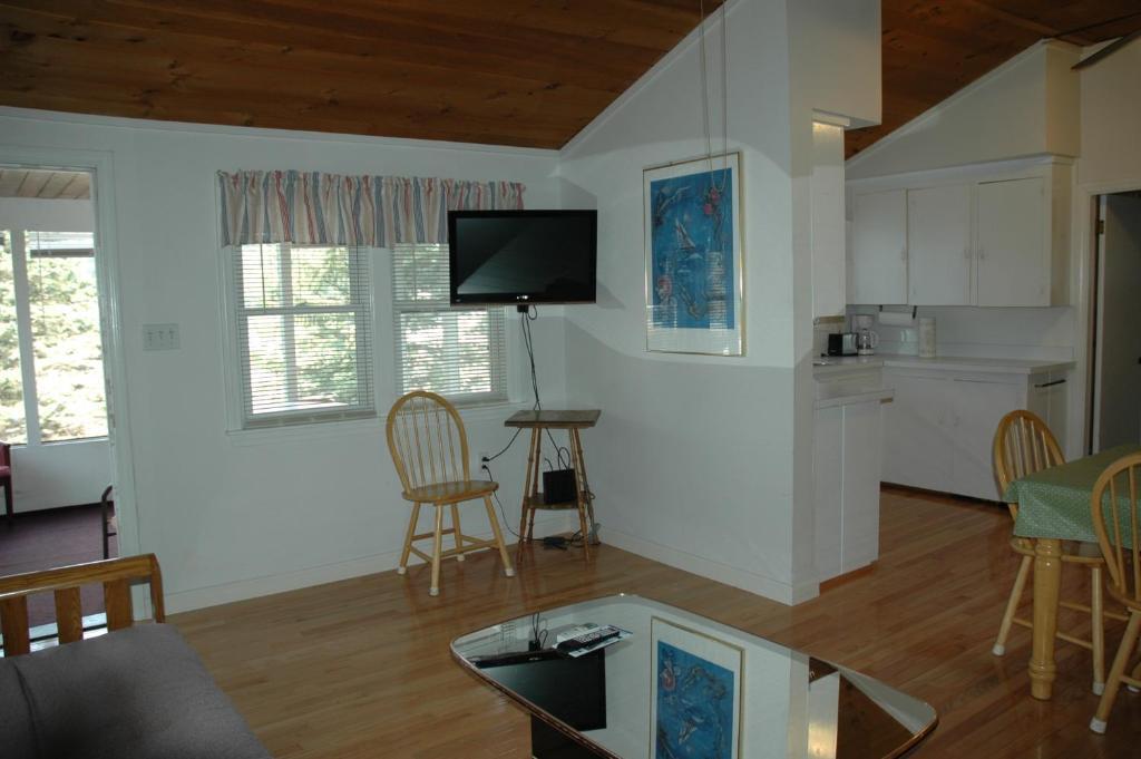Channel Waterfront Cottages Weirs Beach Rum bild