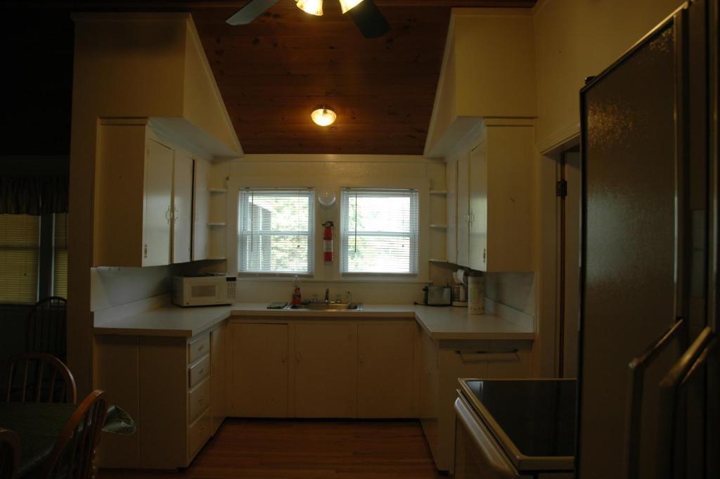 Channel Waterfront Cottages Weirs Beach Rum bild
